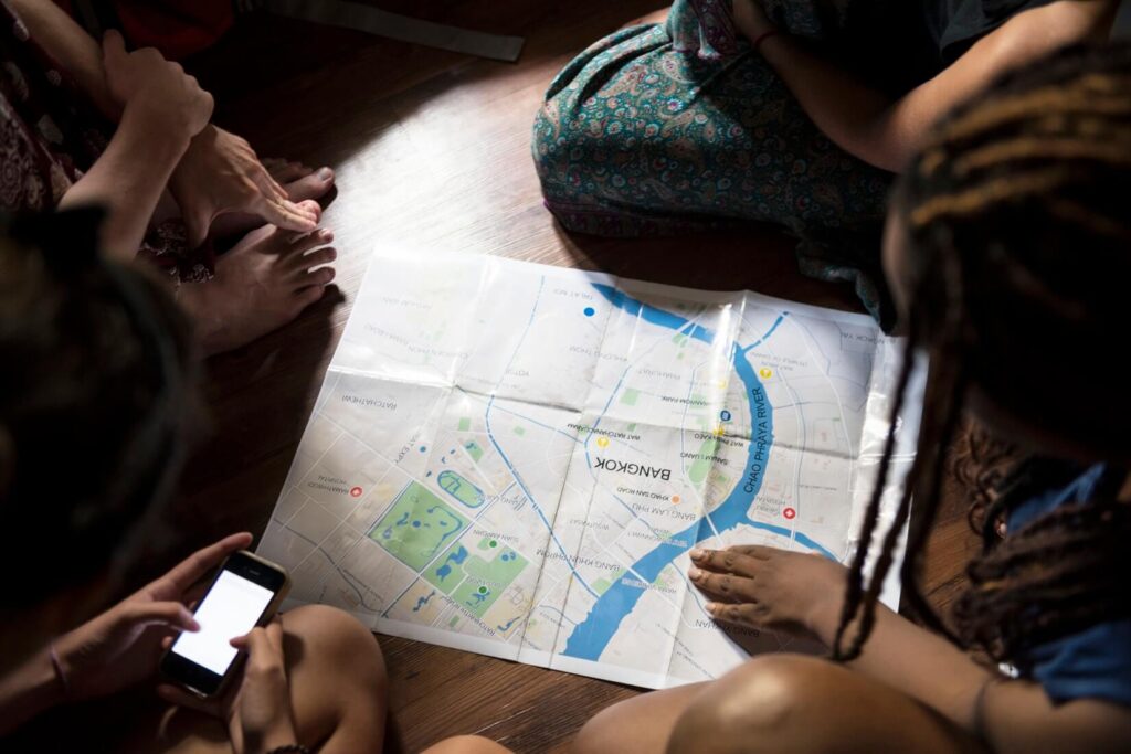 Путешественники вокруг карты Бангкока