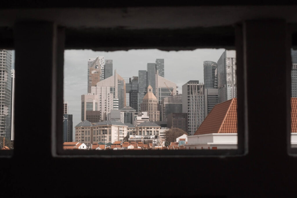 Вид небоскрёбов из окна поезда метро