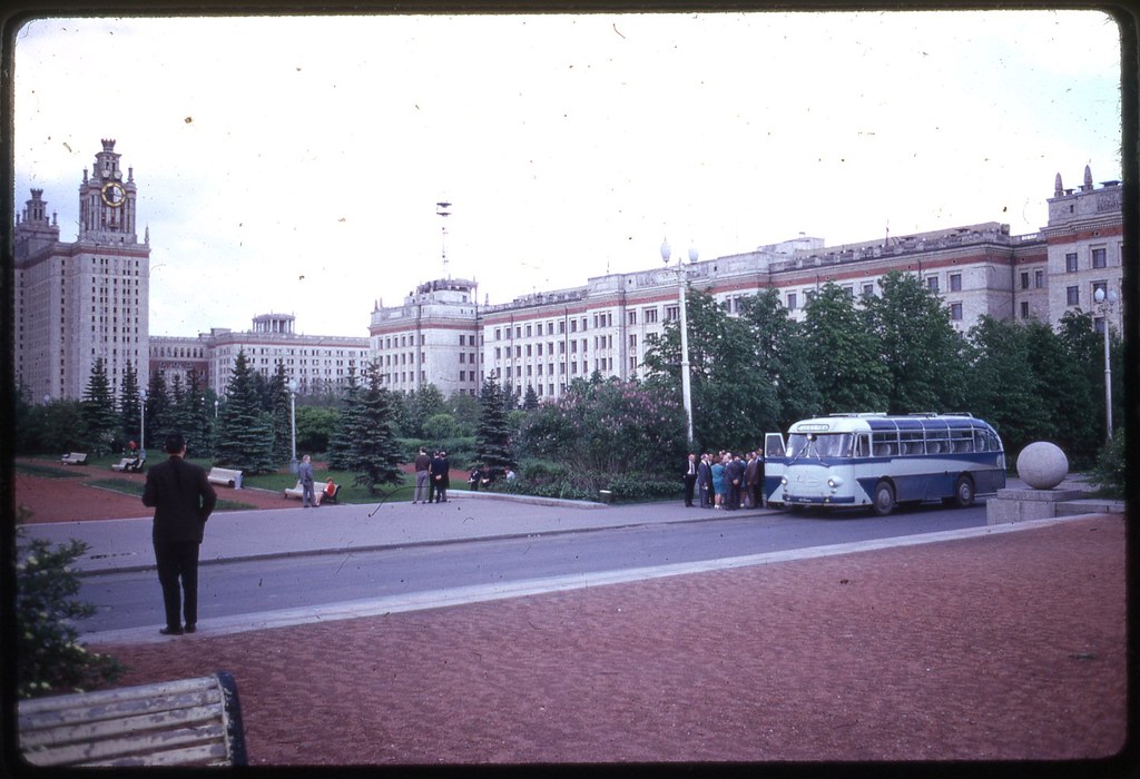 Автобус на фоне МГУ