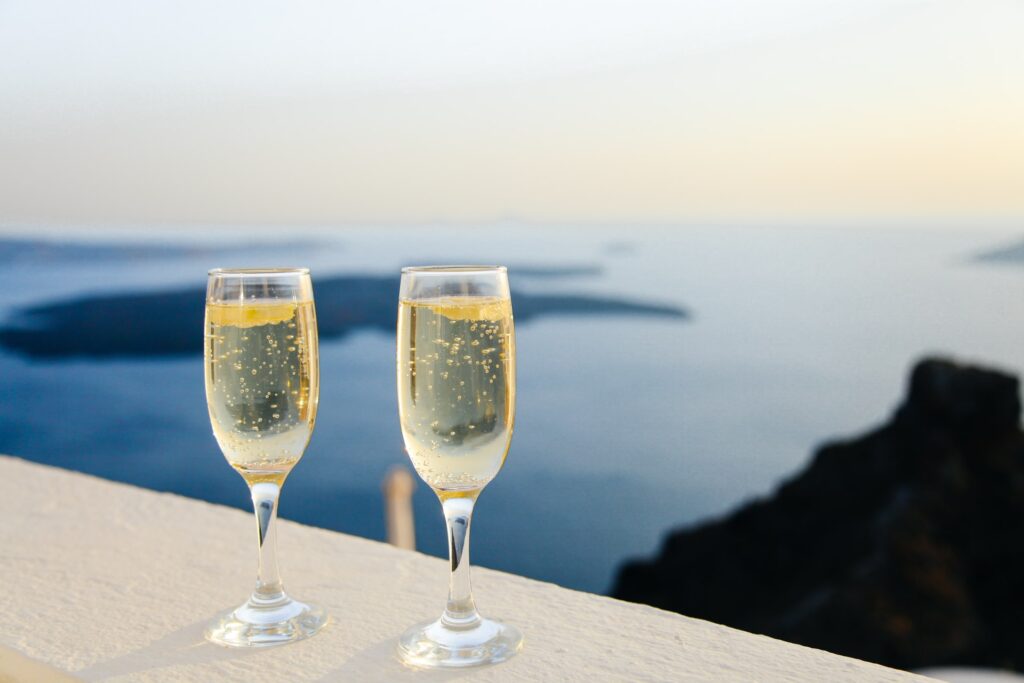 Два бокала шампанского на фоне рассветного моря