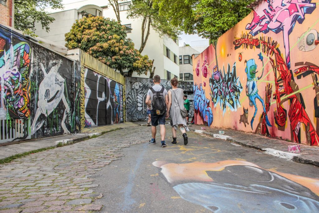 Бразильская улочка с граффити