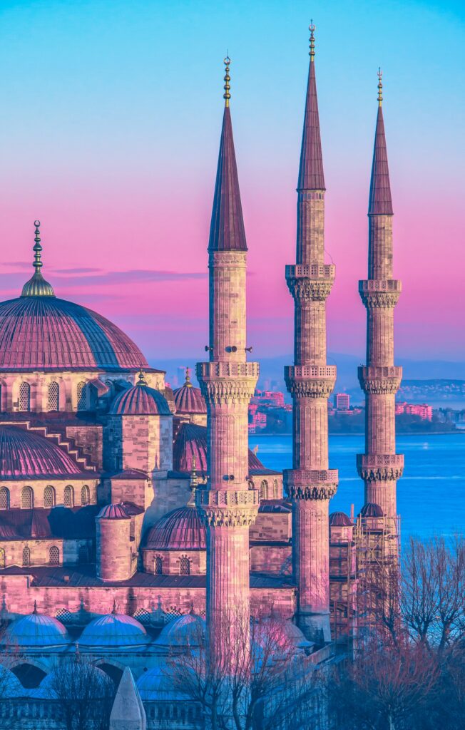 Розово-голубое небо и розовеющие камни мечети