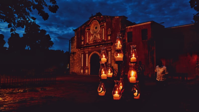 Светильники перед храмом