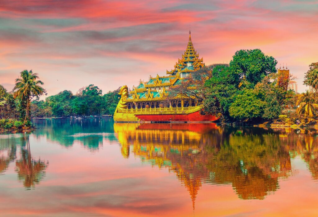 Золотой храм перед озером на закате