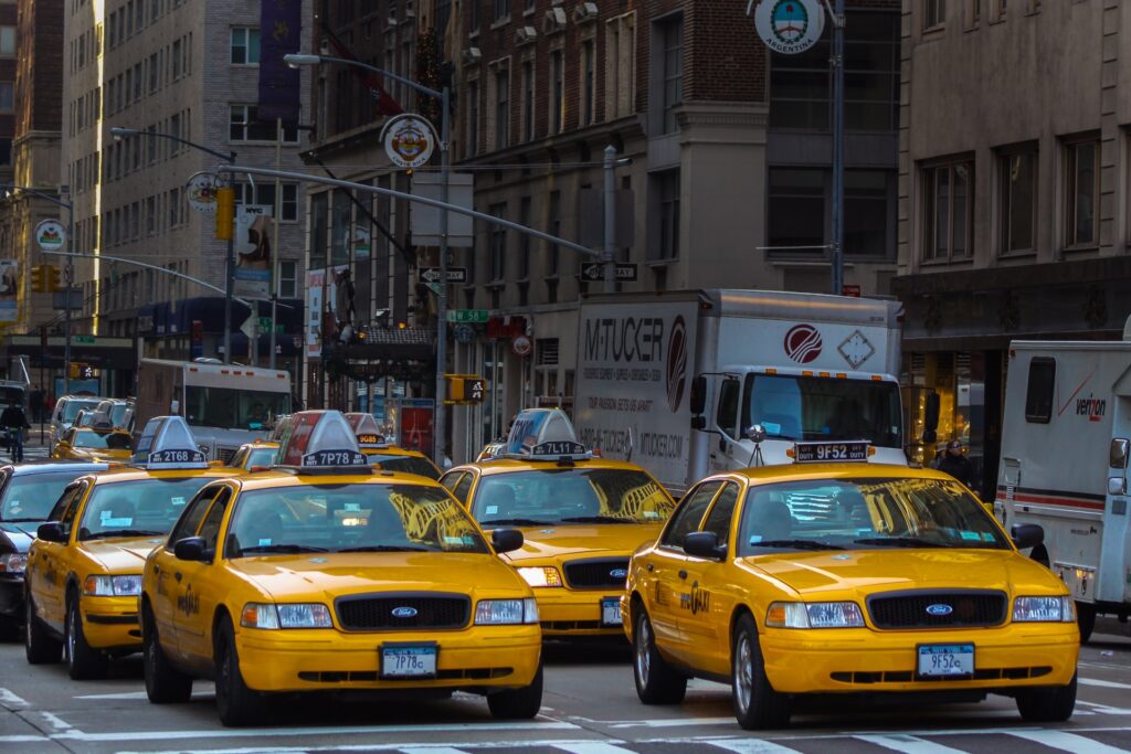 Несколько жёлтых такси едут вниз по улице