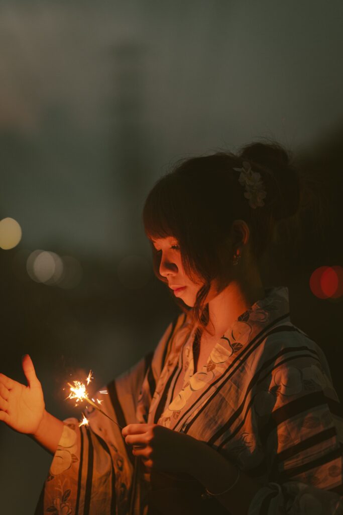 Девушка с бенгальским огнём в руках