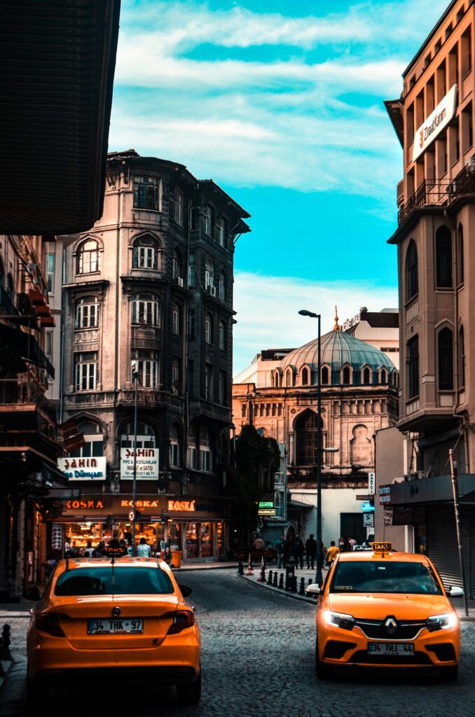 Два жёлтых такси на улицах Стамбула