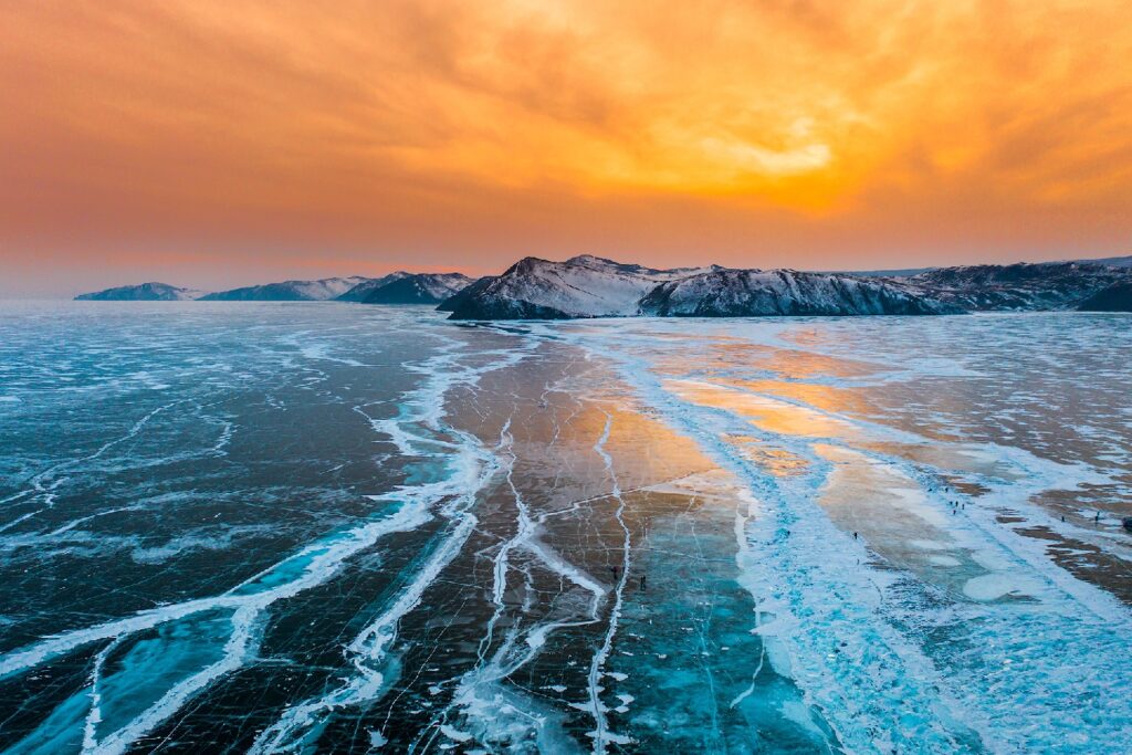 Лёд на Байкале на закате