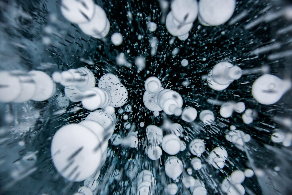 Пузыри в чёрном льду