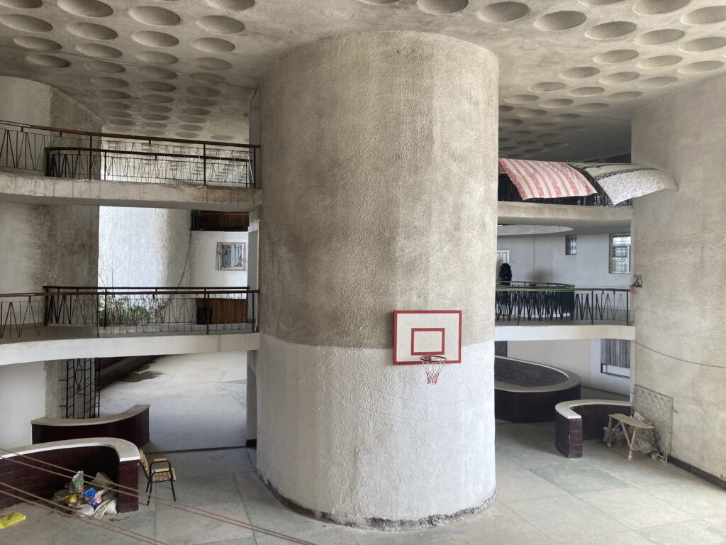 Баскетбольная площадка на двенадцатом этаже