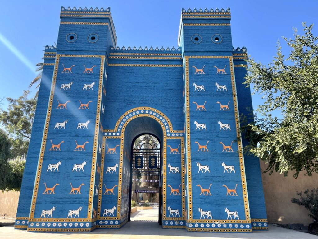 Синие ворота, украшенные изображениями мифологических животных