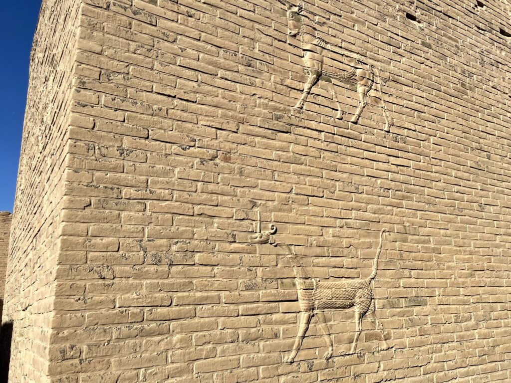 Глинобитные стены с древними барельефами животных