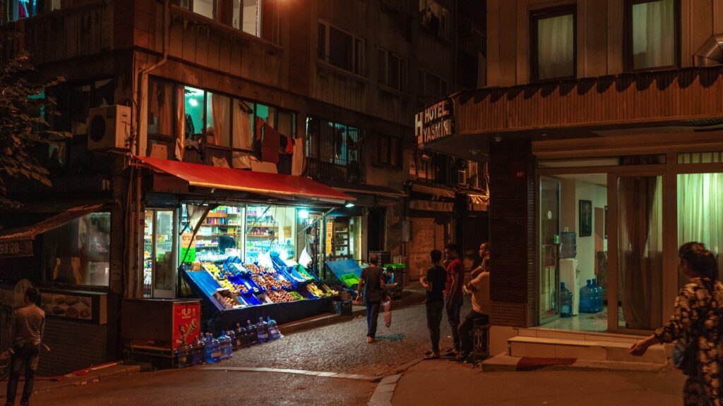 Турецкая улочка с киоском и отелем