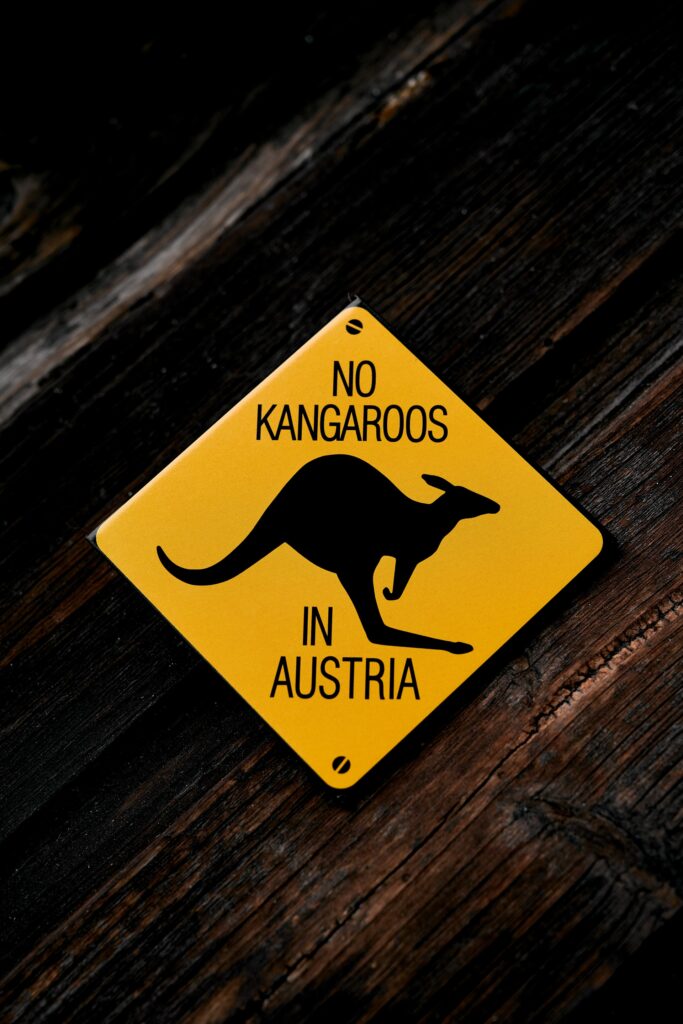 Жёлтая табличка No kangaroos in Austria