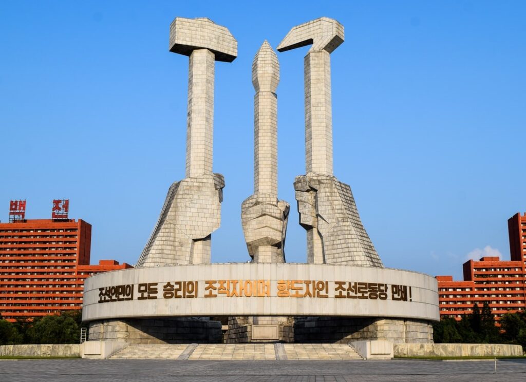 Монумент фонда партии в Северной Корее