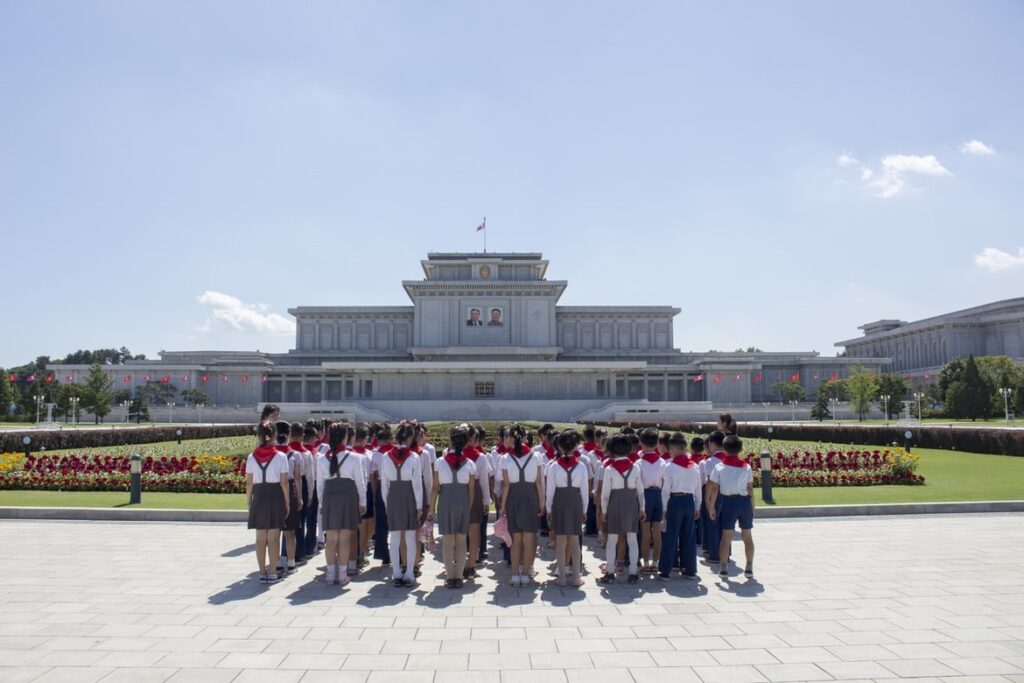 Школьники на фоне мавзолея вождей