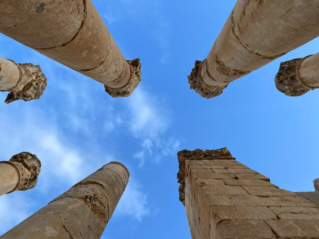 Обломки римских колонн на фоне голубого неба