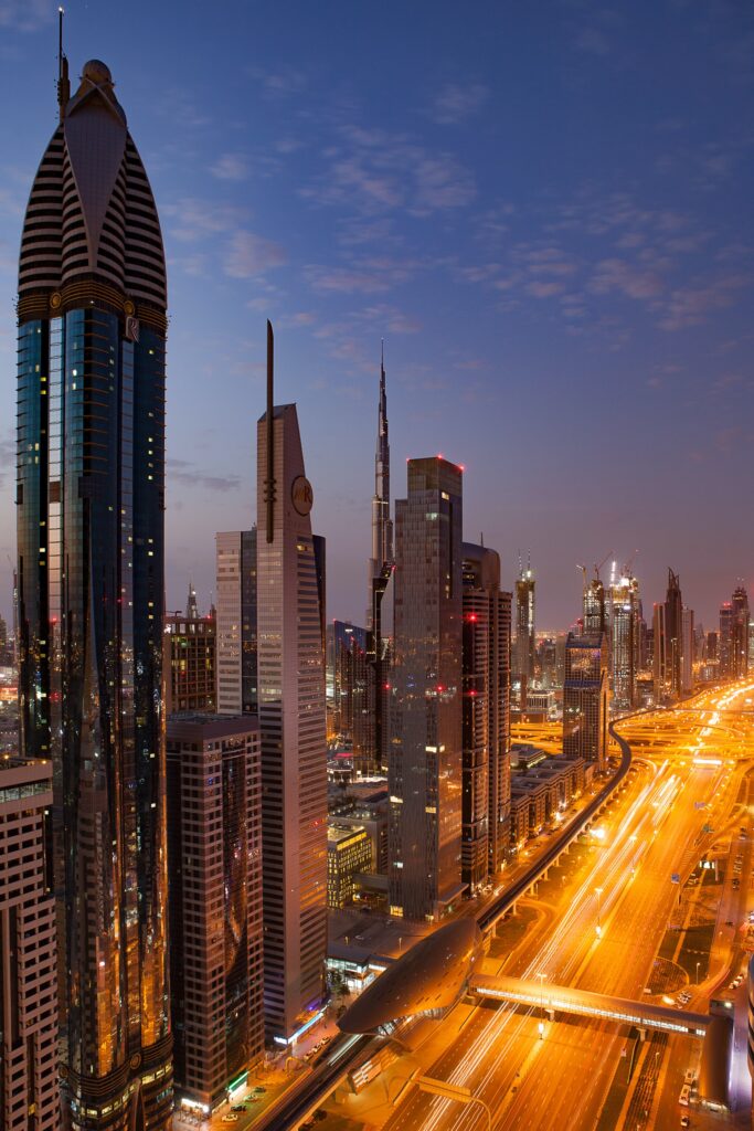 Вечерний вид небоскрёбов Дубая