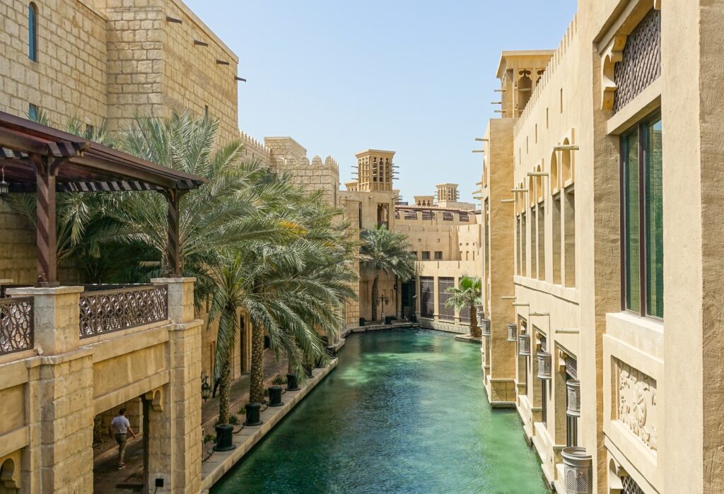 Вода между старинными арабскими зданиями
