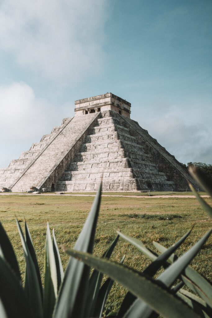 Древняя пирамида в Мексике на фоне кактусов