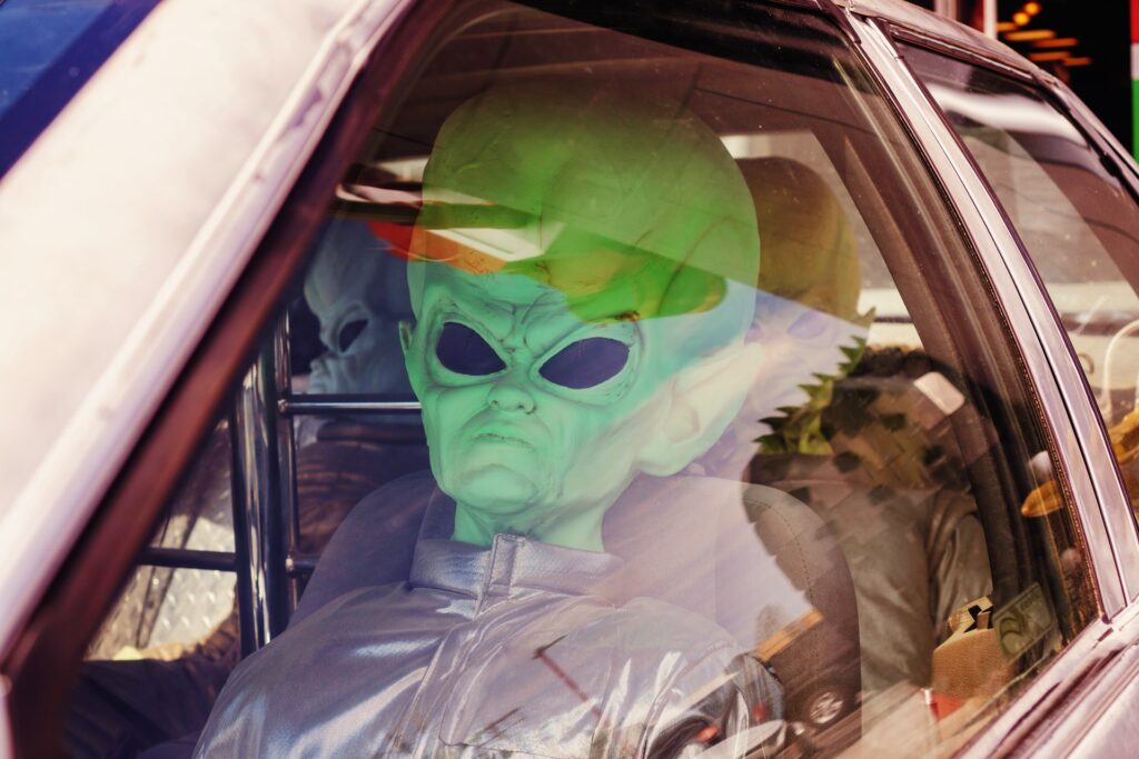 Человек в костюме инопланетянина в машине