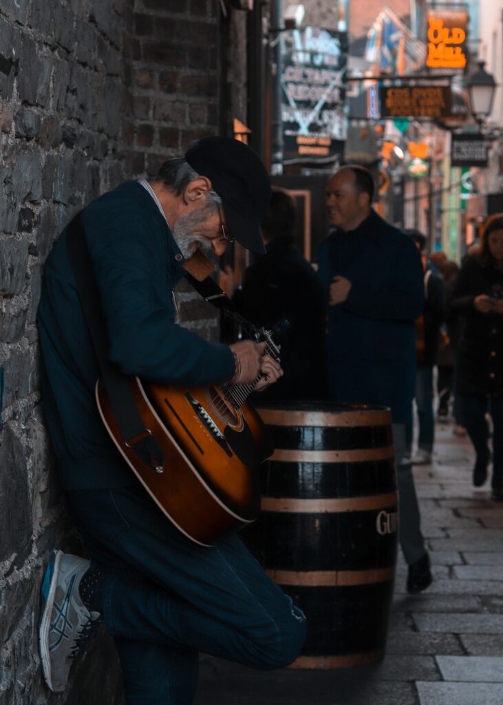 Музыкант на улице в Дублине, Ирландия