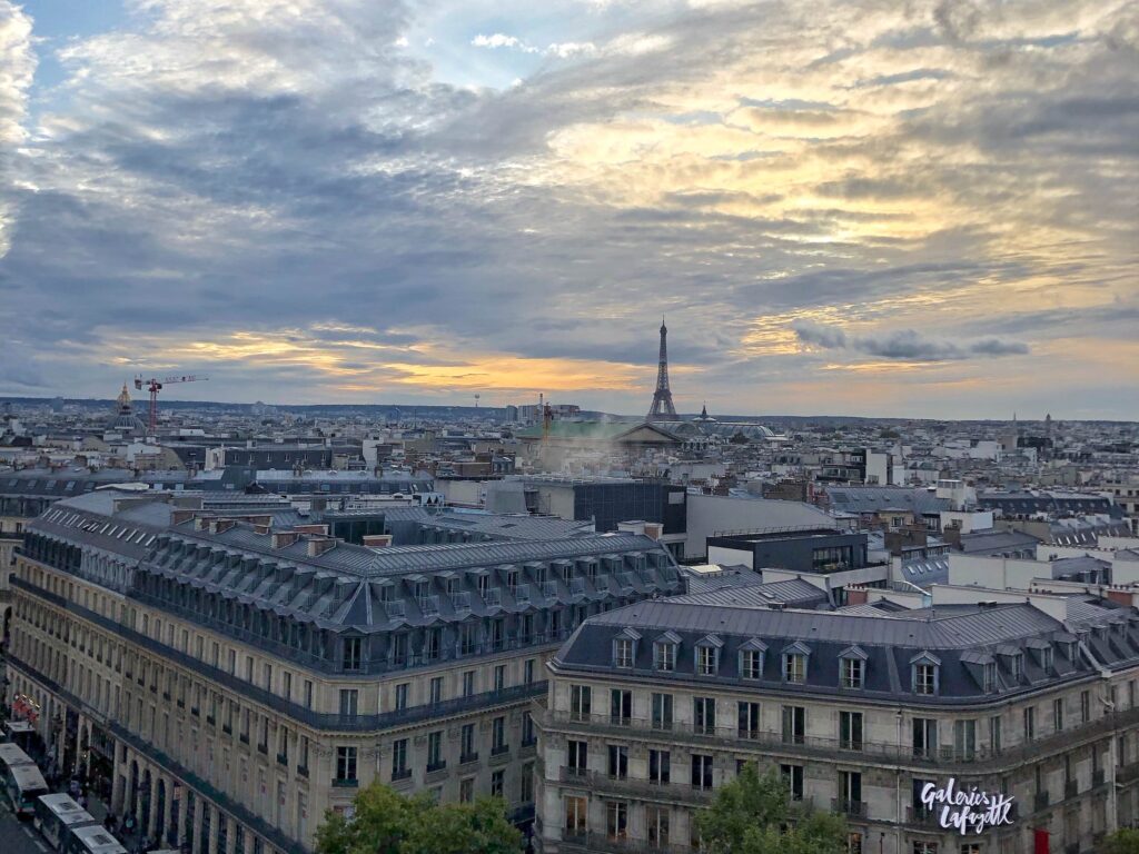 Вид на Париж с крыши универмага Галереи Лафайет