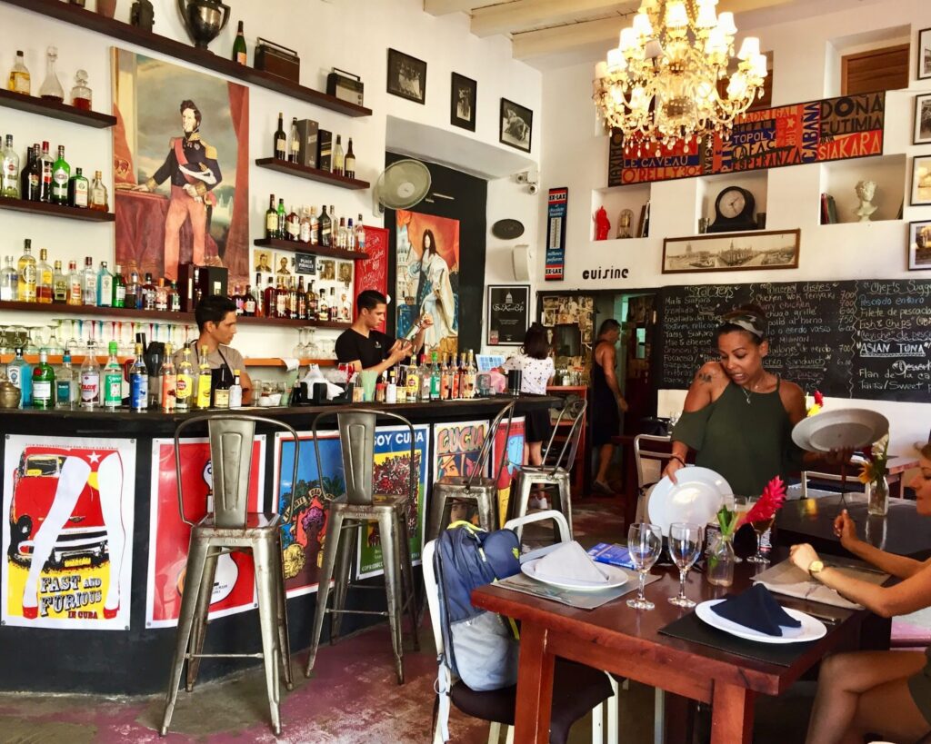 Кубинский бар с плакатами, бутылками с ромом и картинами на стенах