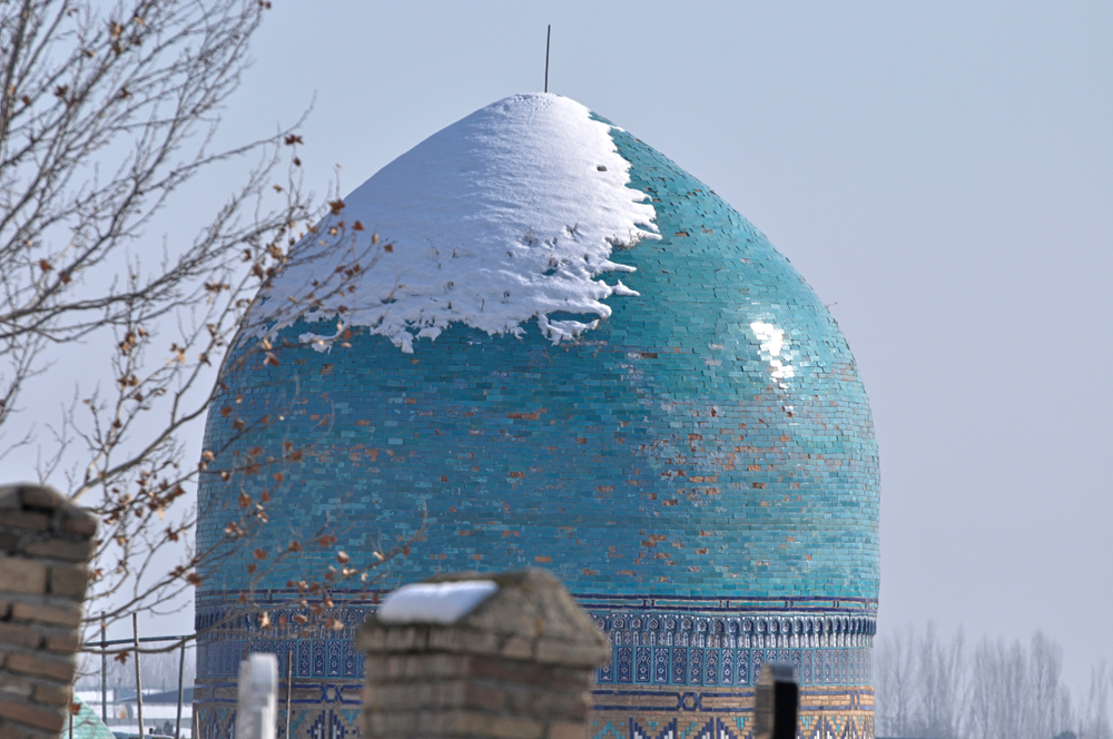 Заснеженный купол мечети в Самарканде