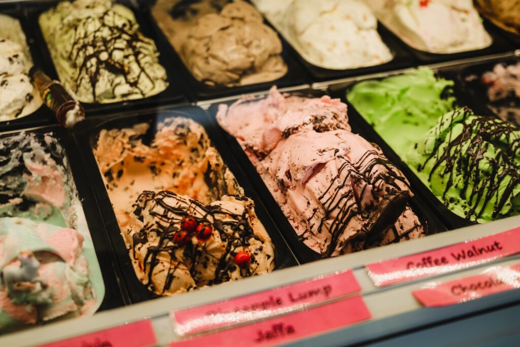 Стенд с разными сортами мороженого