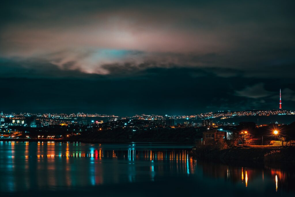 Вид на ночной город с воды