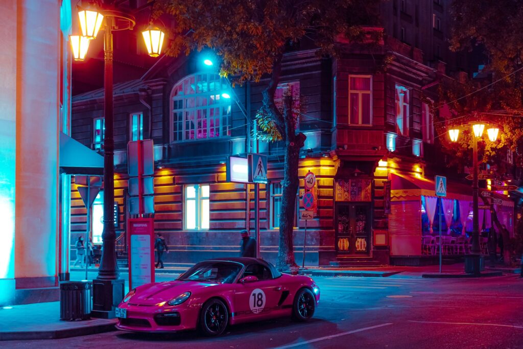 Розовая гоночная машина на ночной улице