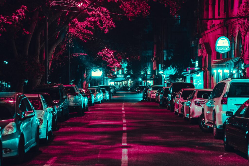 Ночная улица в розово-голубых цветах
