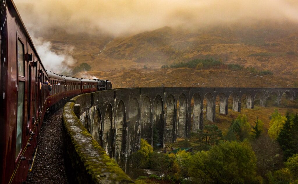 Поезд проезжает виадук в Шотландии