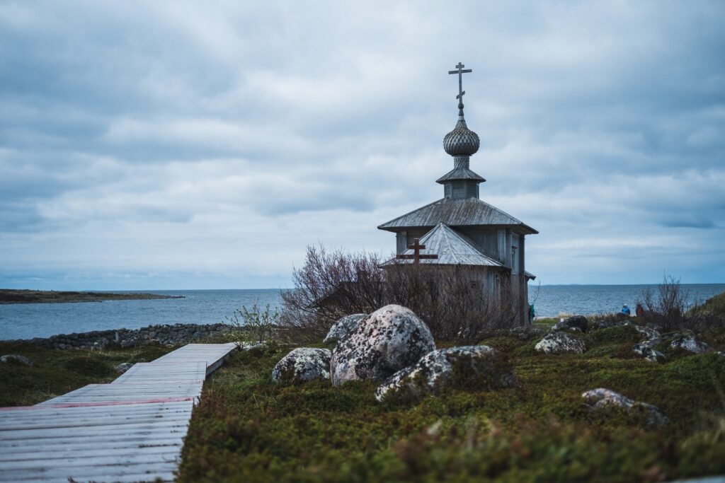 Церковь и мостки на фоне моря