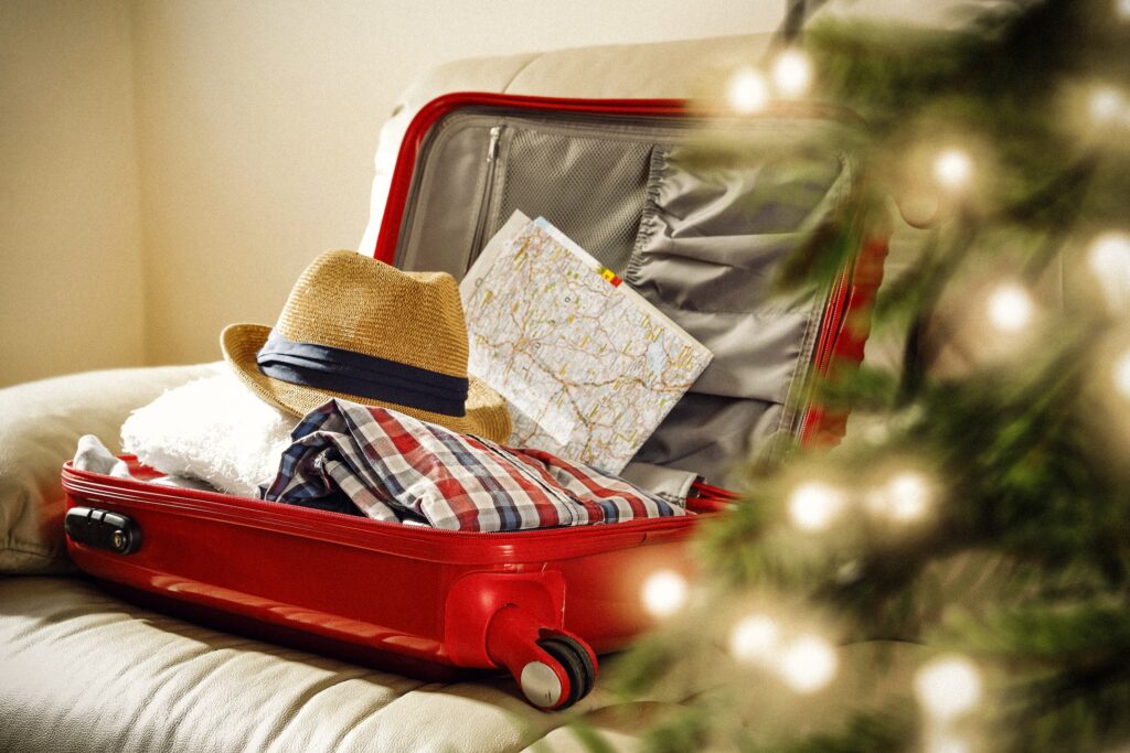 Шляпа, рубашка и карта в чемодане
