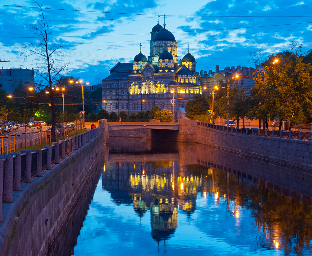 Карповка Река, набережная, собор
