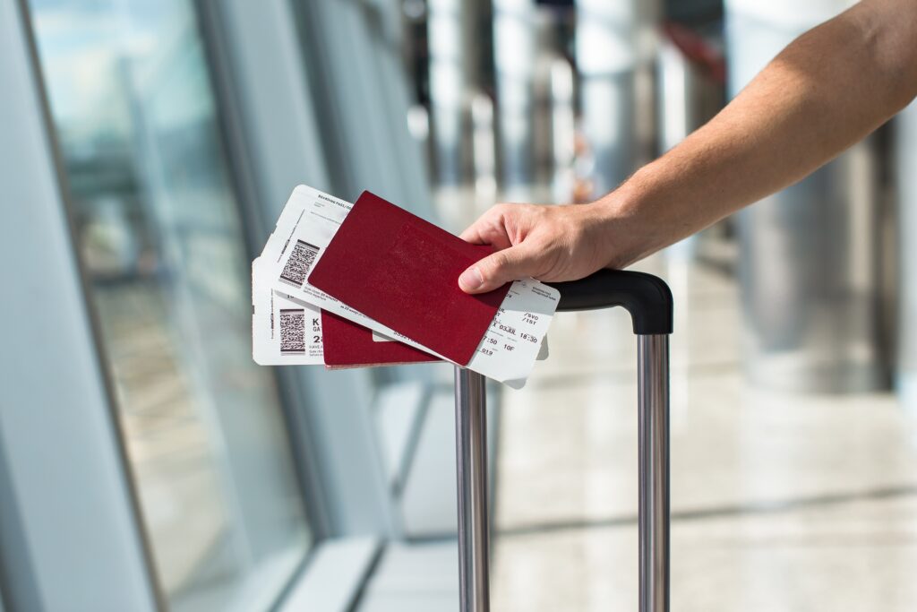Паспорта, билеты и ручка от чемодана