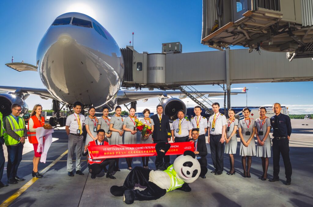 Экипаж Hainan Airlines и панда-техник