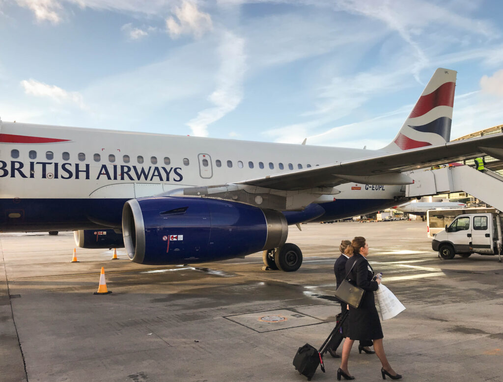 Стюардессы British Airways на перроне