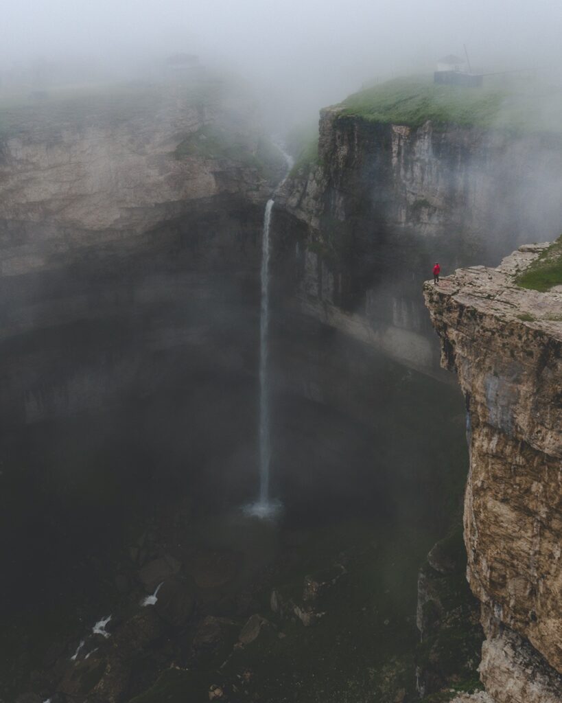 Огромное ущелье с водопадом