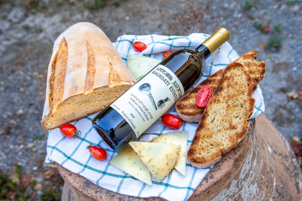 Бутылка вина, хлеб и сыр