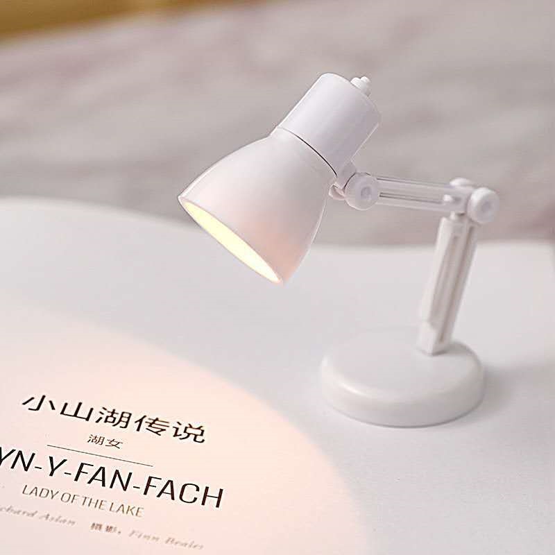 Белая лампа на белом столе