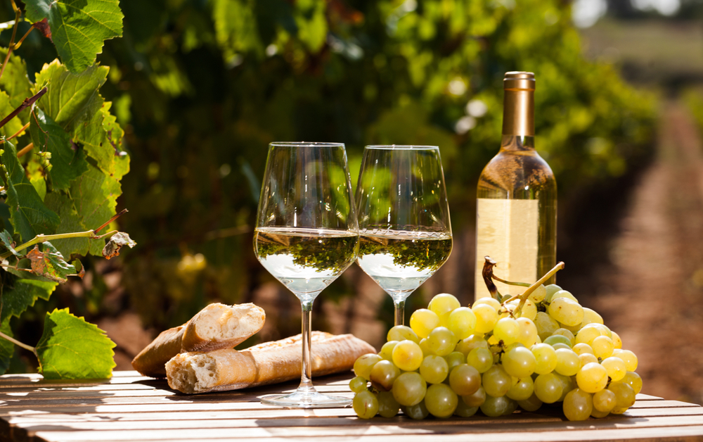 Белый виноград, белое вино и хлеб