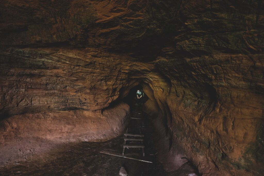 Мужчина в пещере