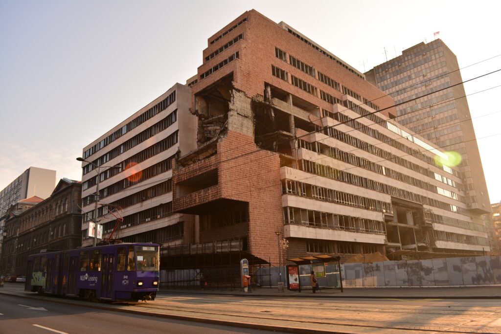 Полуразрушенное здание в Белграде