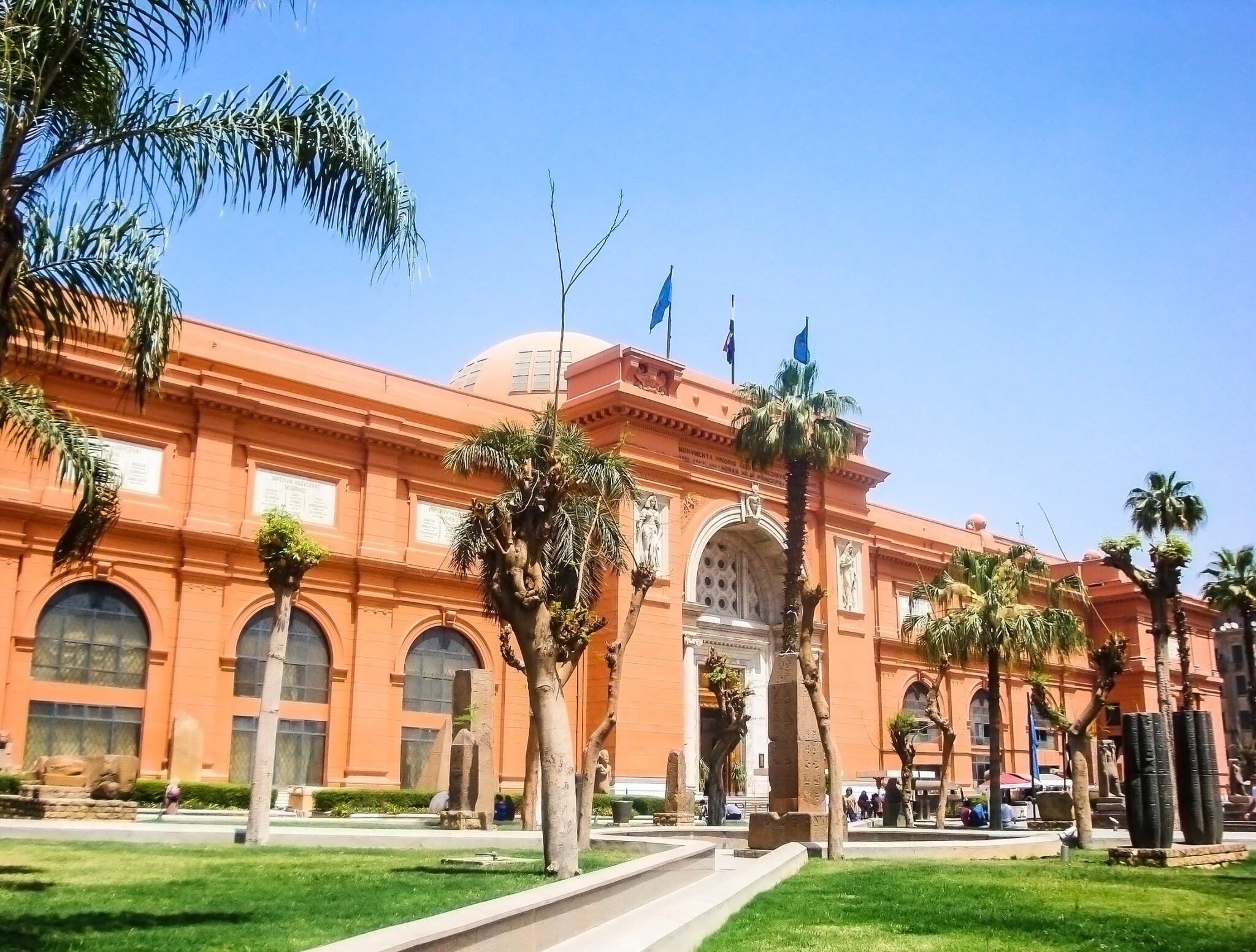 Egyptian museum cairo. Музей в Каире. Здание Каирского музея. Египетский музей в Каире снаружи. Каирский музей здание архитектуры.