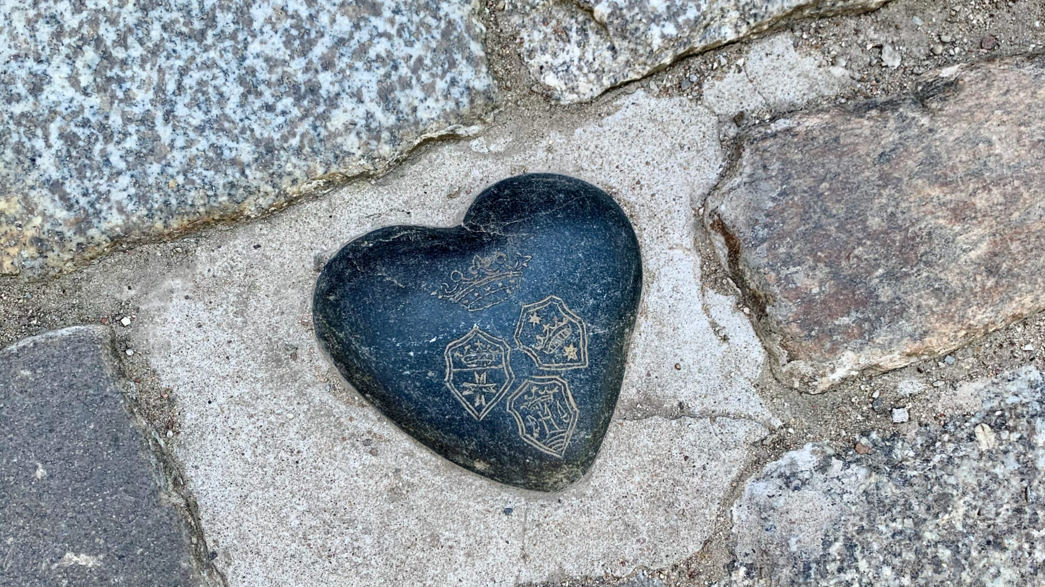 Камень в виде сердца на острове Канта