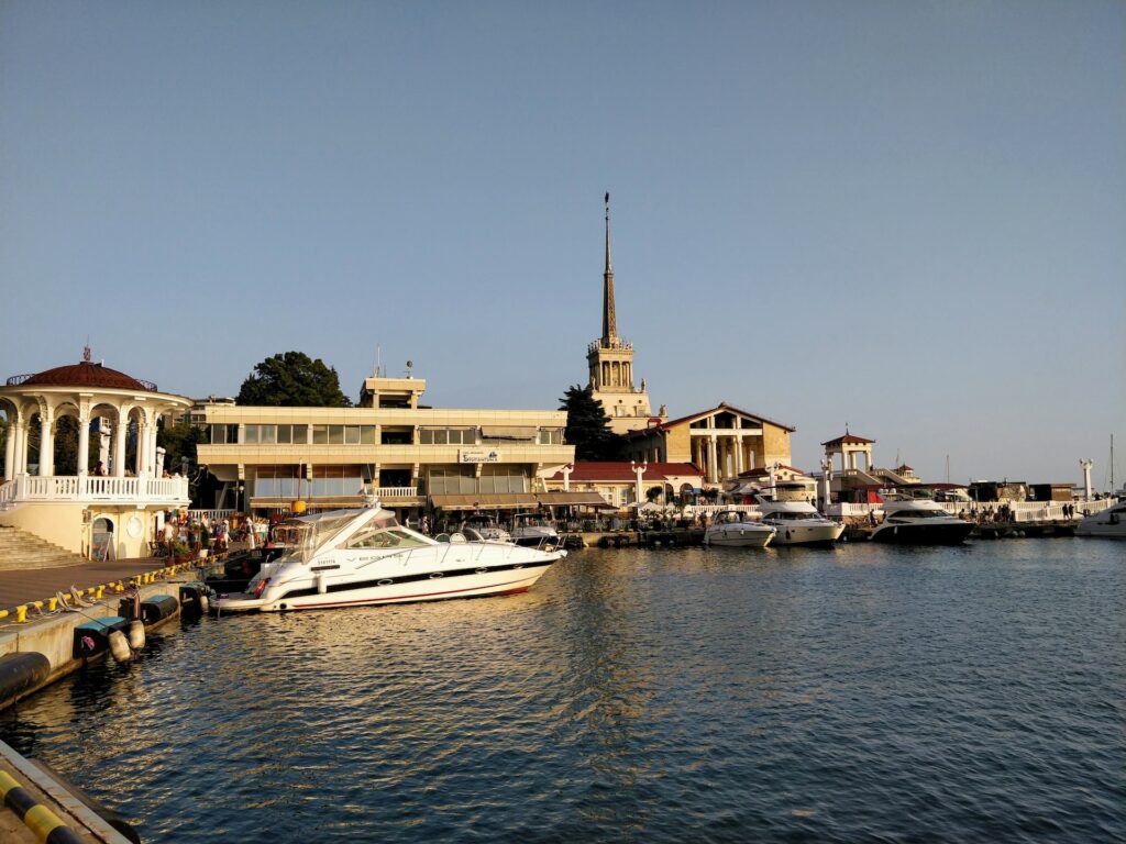 Здание со шпилем и яхта