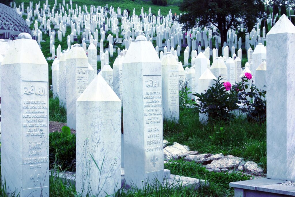 Белые мусульманские могилы